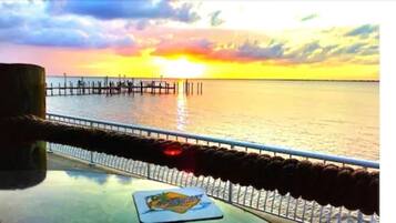 Se sirven almuerzos y cenas, con vista a la piscina