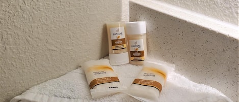 Pantene producten op een witte handdoek in een hoek.
