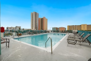Piscine extérieure, chaises longues