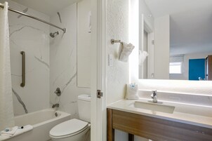 Bañera con ducha, secador de pelo, toallas