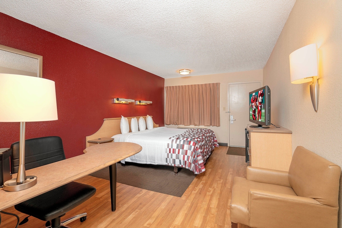 Superior Room, 1 King Bed, Non Smoking | Desk, laptop workspace, blackout drapes, WiFi (free)
