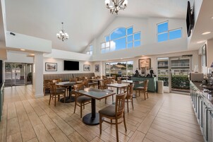 Desayuno completo incluido todos los días 