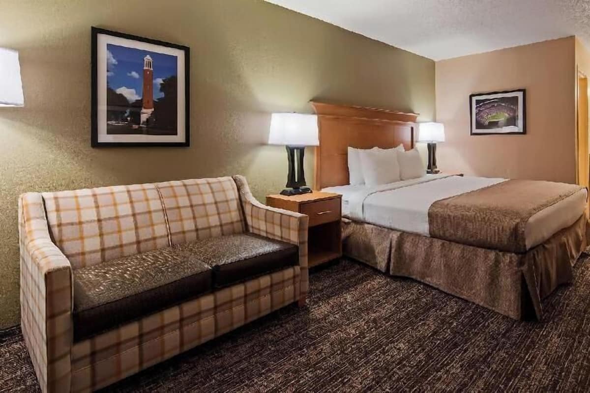 Schreibtisch, laptopgeeigneter Arbeitsplatz, Bügeleisen/Bügelbrett