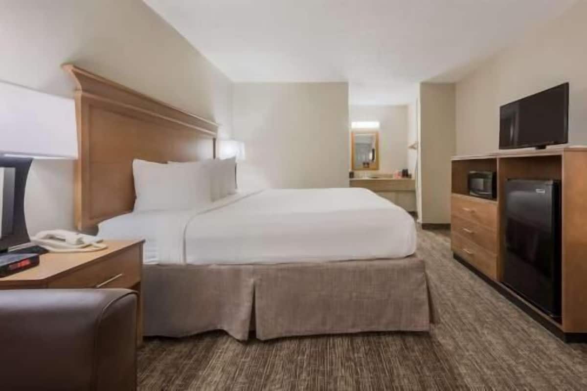 Schreibtisch, laptopgeeigneter Arbeitsplatz, Bügeleisen/Bügelbrett