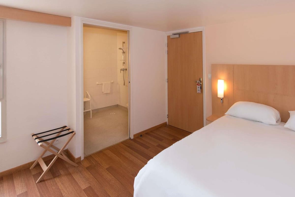 Standard Room (Accessible)