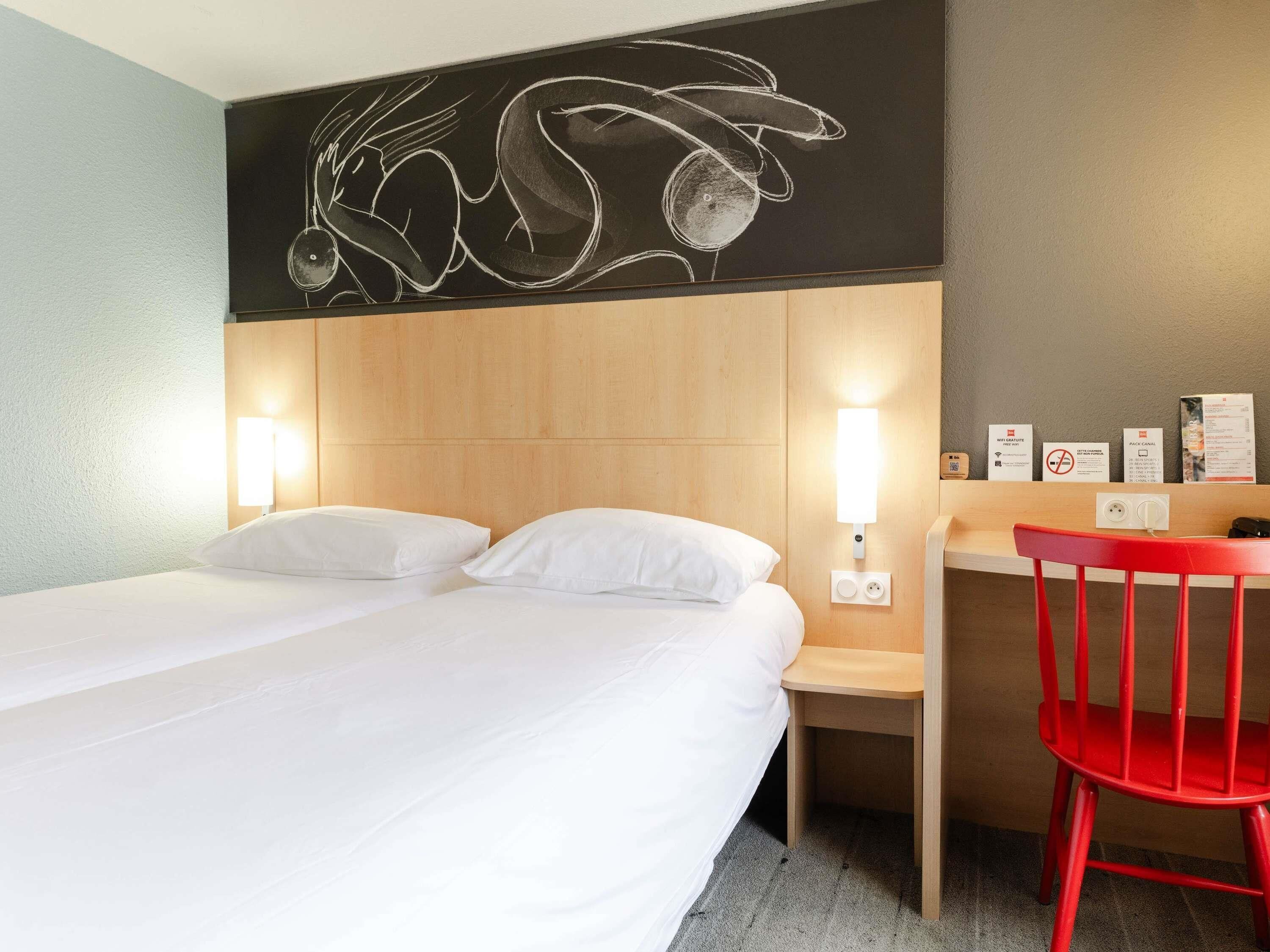 Chambre Standard, 2 lits une place | Bureau, rideaux occultants, fer et planche à repasser