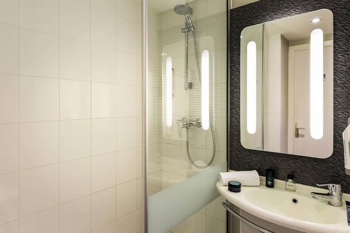 Desk, blackout drapes, iron/ironing board, free cribs/infant beds