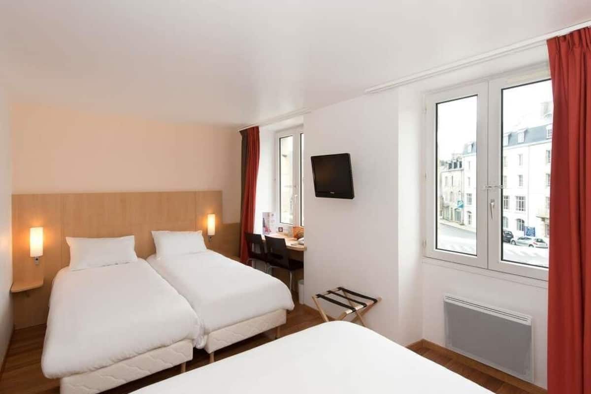 Habitación estándar, varias camas (VIP) | Escritorio, cortinas blackout y tabla de planchar con plancha