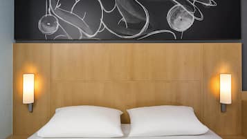 Escritorio, cortinas blackout y tabla de planchar con plancha