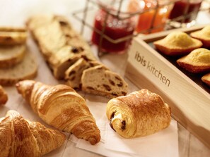 Diversas opciones de productos horneados, como croissants y pan, con un rótulo que dice "ibis kitchen".