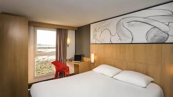 Standaard kamer, 1 tweepersoonsbed, uitzicht op zee | Een bureau, verduisterende gordijnen, een strijkplank/strijkijzer