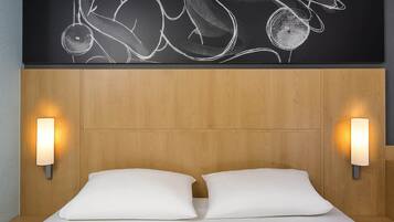 Bureau, rideaux occultants, fer et planche à repasser