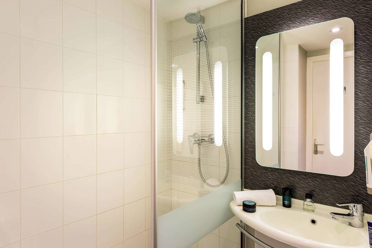 eco-friendly toiletries, hair dryer, towels