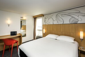 Standard Room, Multiple Beds (VIP) | Desk, blackout curtains, iron/ironing board, free cots/infant beds - ibis Roscoff bord de mer (Roscoff)