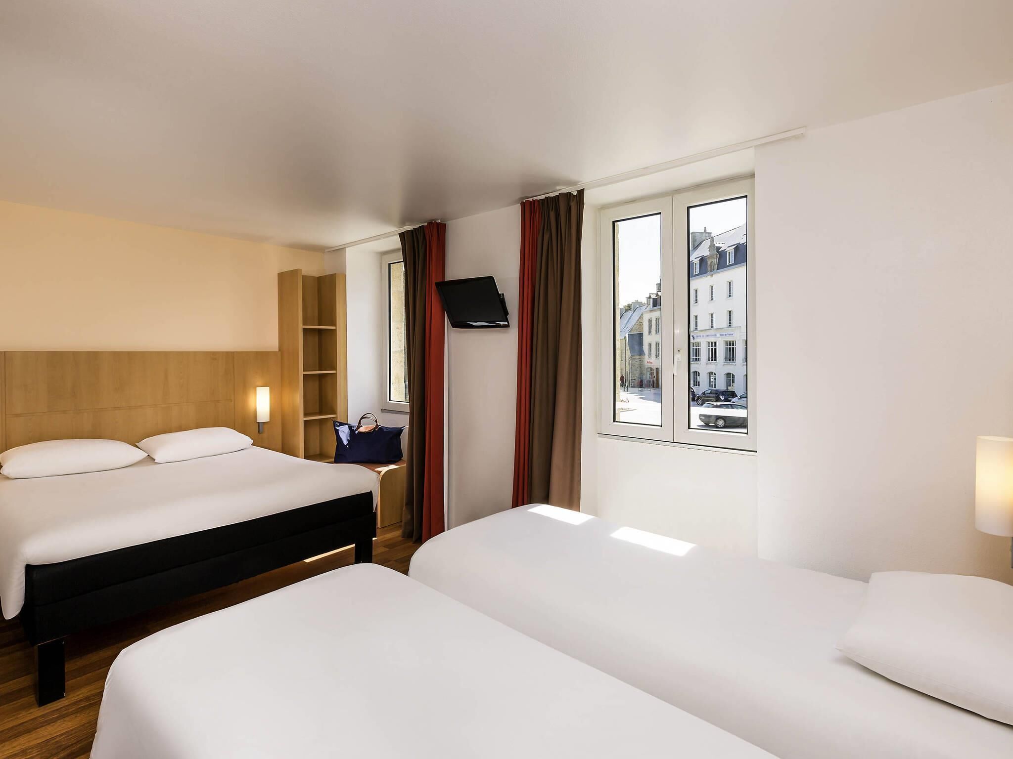 Chambre Standard, plusieurs lits (VIP) | Bureau, rideaux occultants, fer et planche à repasser