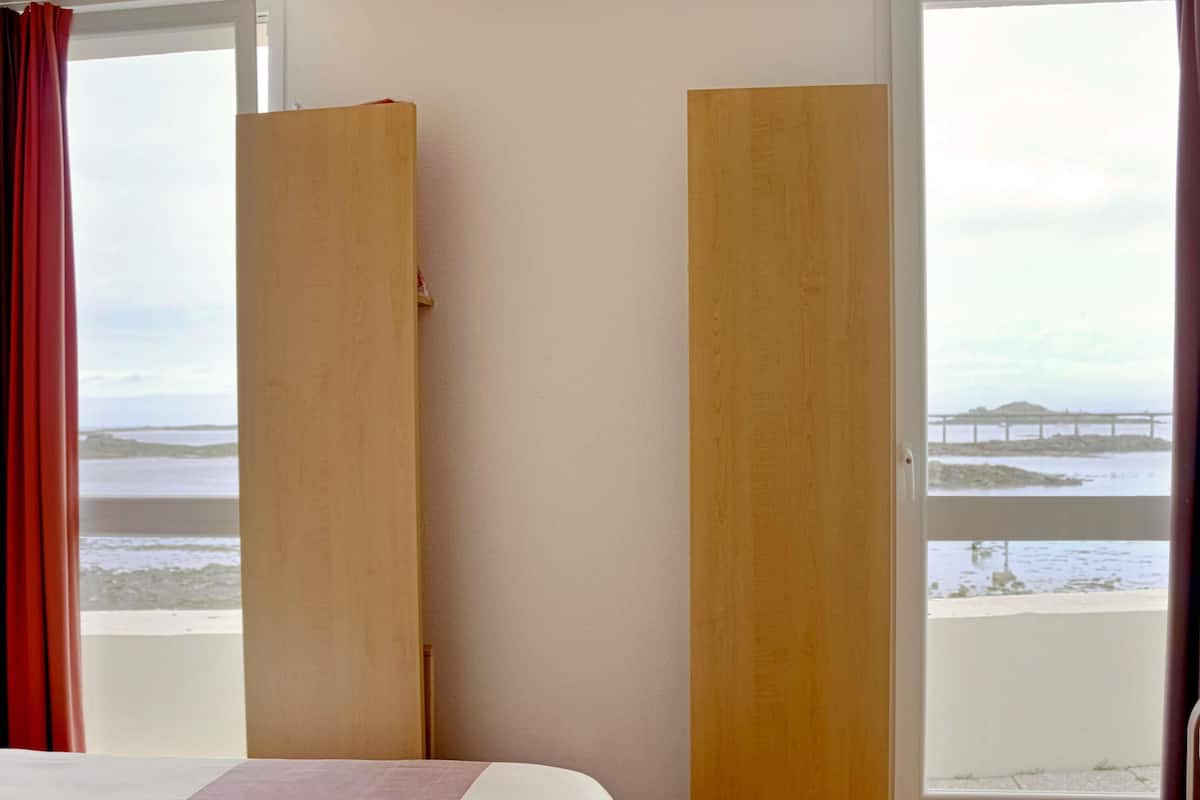 Standard Room, 1 Double Bed, Sea View | Desk, blackout drapes, iron/ironing board, free cribs/infant beds