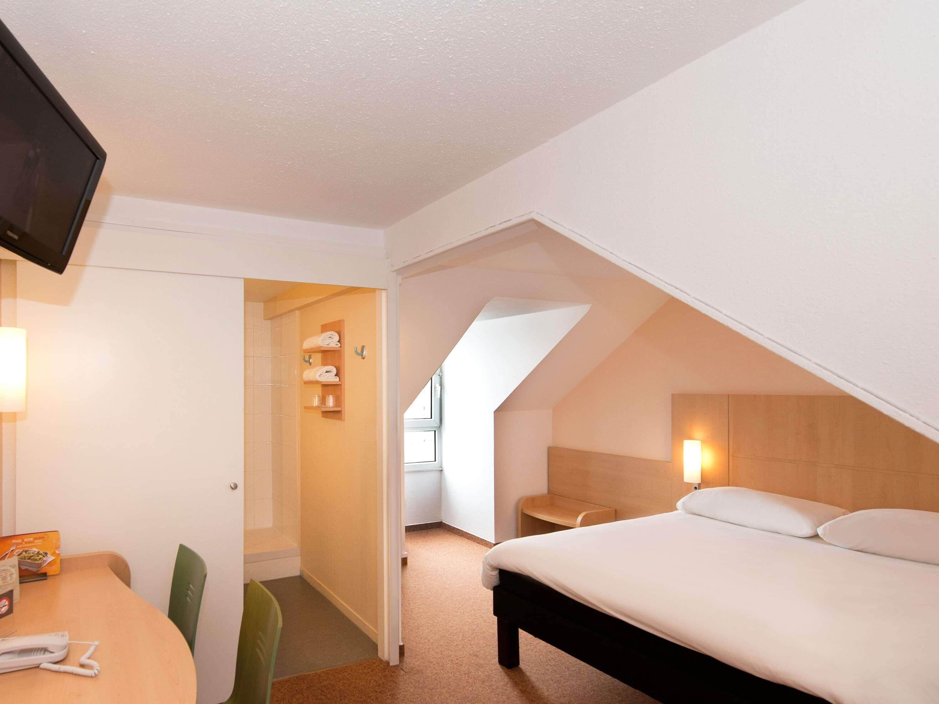 Standardzimmer, Mehrere Betten (VIP) | Schreibtisch, Verdunkelungsvorhänge, Bügeleisen/Bügelbrett