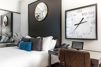 Down comforters, minibar, in-room safe, desk at Harbor Court Hotel