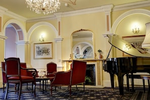 Piano bar, con vista a la playa, abre todos los días