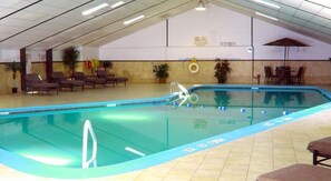 Una piscina techada, una piscina al aire libre