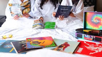 Standaard kamer, 2 queensize bedden, niet-roken, balkon (Pool View) | Luxe beddengoed, pillowtop-bedden, individueel gedecoreerd, een bureau