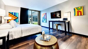 ห้องสแตนดาร์ด, เตียงคิงไซส์ 1 เตียง, ปลอดบุหรี่, ลานระเบียง (Courtyard View) | เครื่องนอนระดับพรีเมียม, เตียงพร้อมฟูกเสริมที่นอน, โต๊ะทำงาน