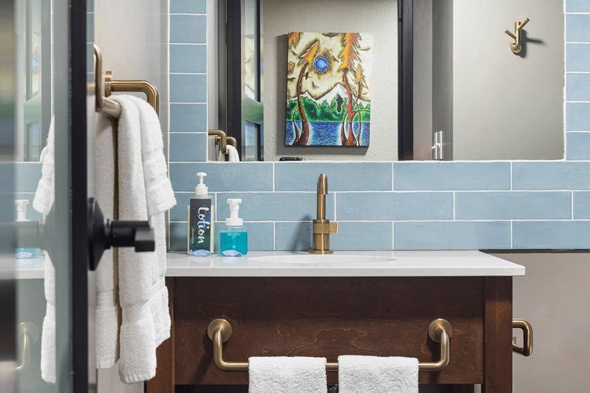 低刺激性寝具、ピロートップベッド、客室ごとに異なる装飾、デスク