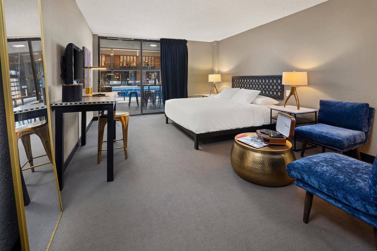 Chambre Standard, 1 très grand lit, non-fumeurs, en bord de piscine | Literie hypoallergénique, surmatelas, décoration personnalisée, bureau