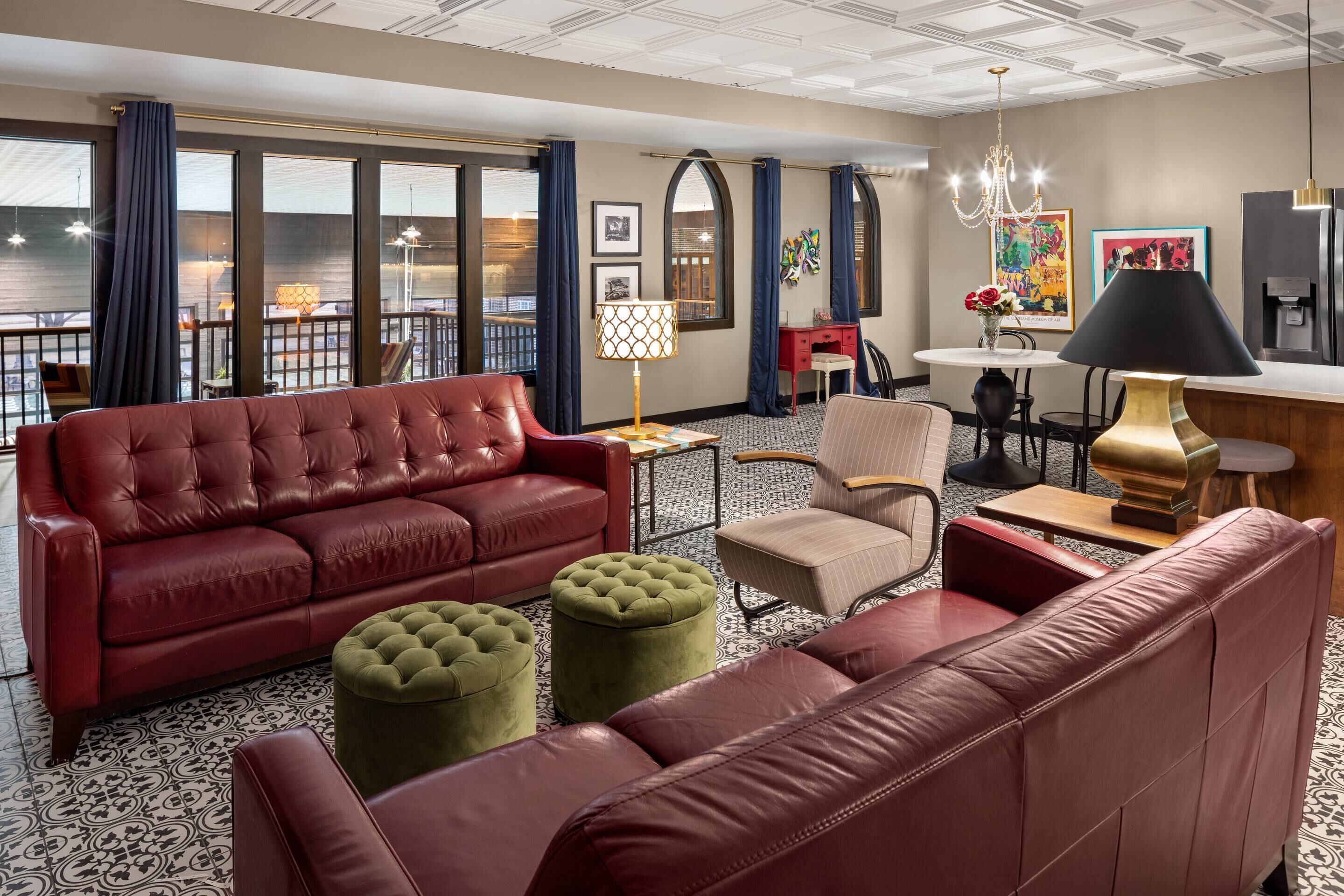 低刺激性寝具、ピロートップベッド、客室ごとに異なる装飾、デスク