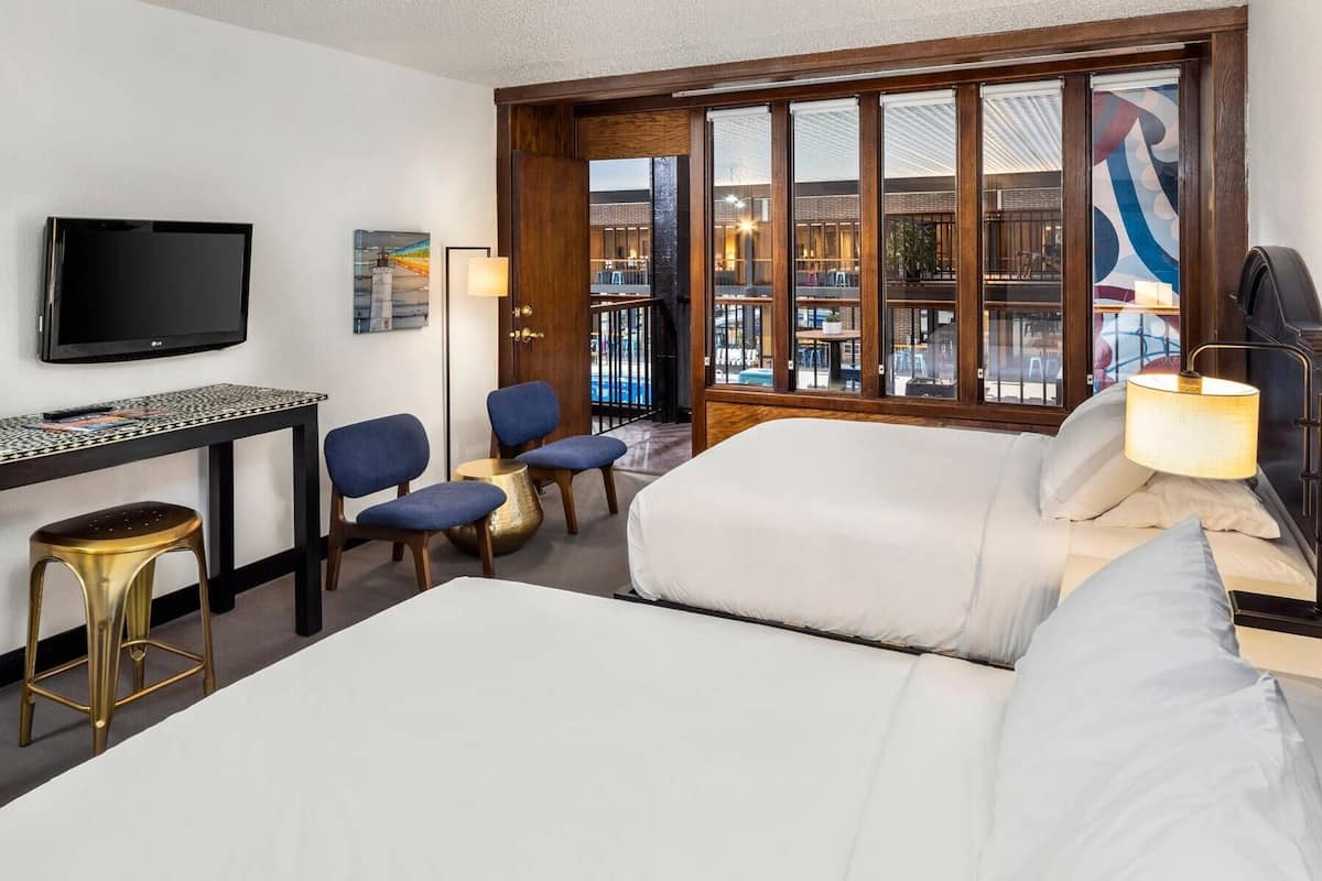 Standaard kamer, 2 queensize bedden, niet-roken, balkon (Pool View) | Hypoallergeen beddengoed, pillowtop-bedden, individueel gedecoreerd