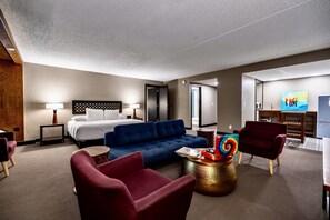 Hypo-allergenic bedding, pillow-top beds, individually decorated, desk - The Highlander Hotel Iowa City, an Ascend Collection Hotel (Iowa City)