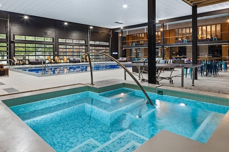 Una piscina cubierta, tumbonas