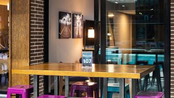 Melayani makan siang, makan malam, dan sarapan siang akhir pekan