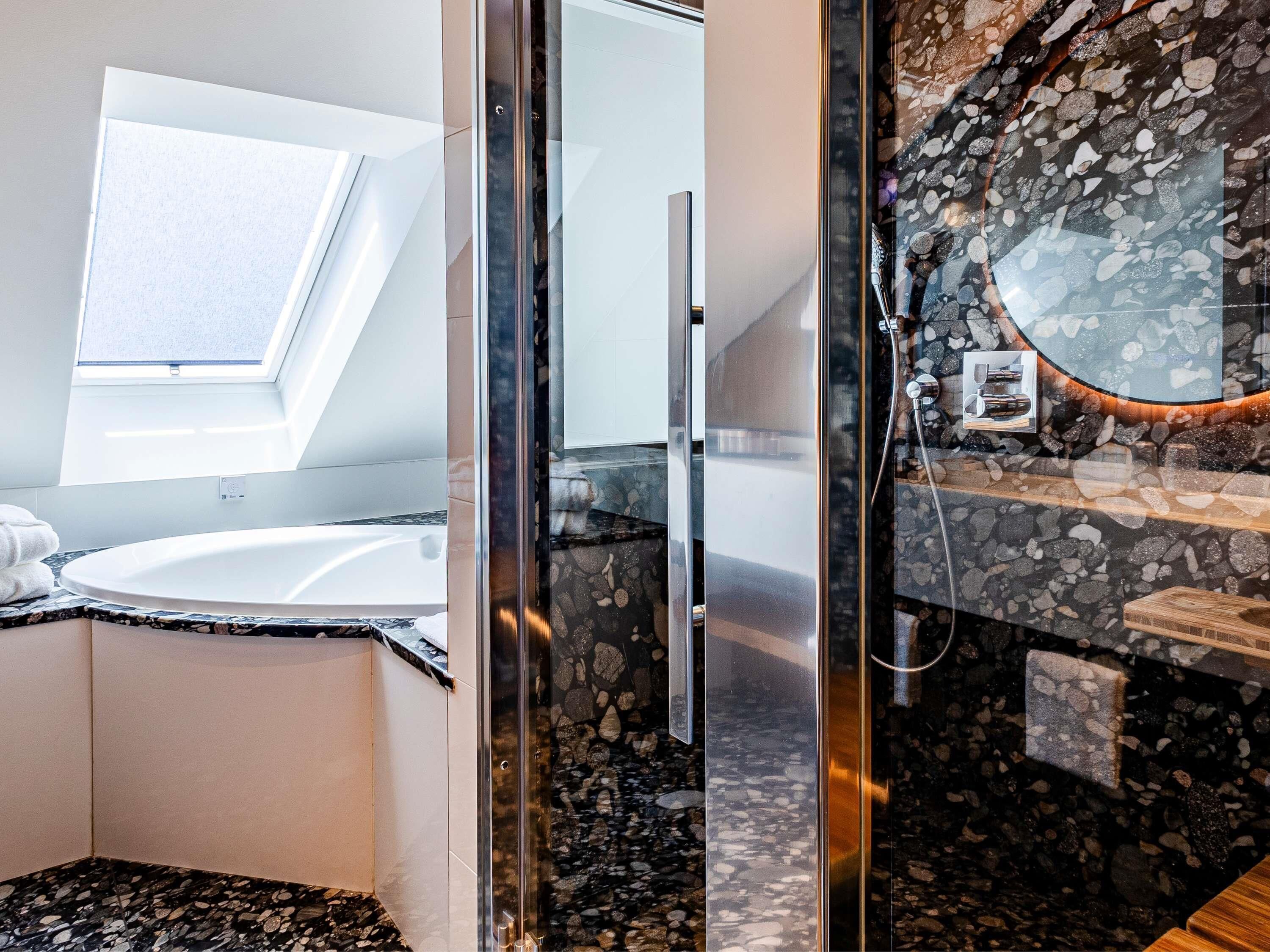 suite, 1 king bed | premium bedding, pillow-top beds, free minibar, in-room safe