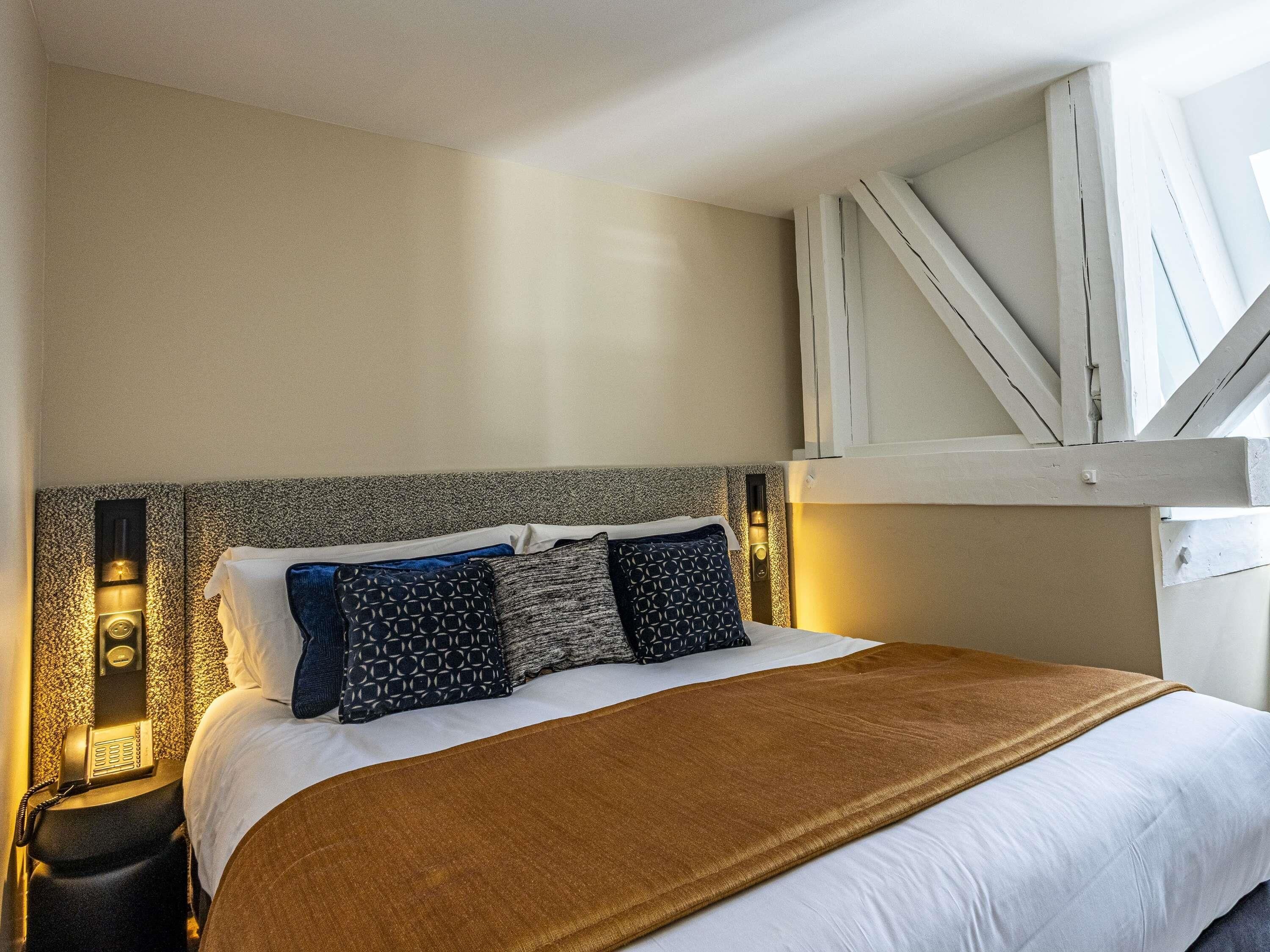 Suite, 1 cama de matrimonio | Ropa de cama de alta calidad y colchones con acolchado adicional