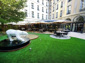 Déjeuner, dîner et souper servis sur place, vue sur le jardin 