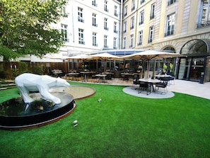 Déjeuner, dîner et souper servis sur place, vue sur le jardin