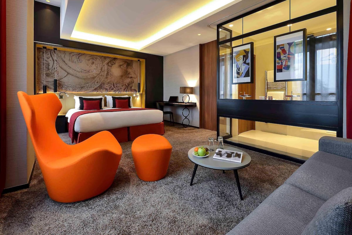 Deluxe Room, 1 King Bed (Darcy Square view) | Premium bedding, pillow-top beds, free minibar, in-room safe