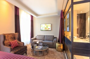 Deluxe Room, 1 King Bed (Darcy Square view) | Living area