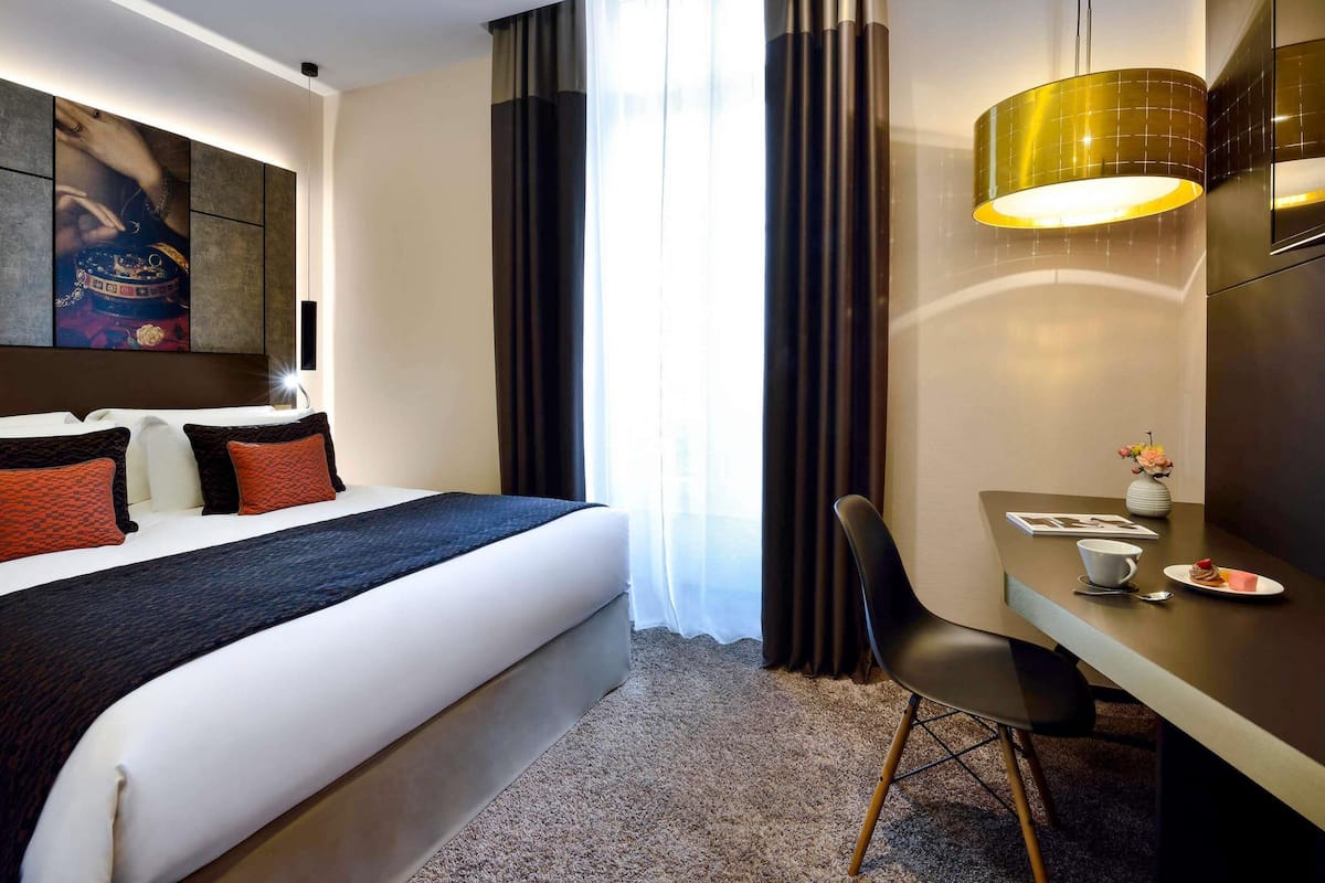 Classic Room, 1 Queen Bed | Premium bedding, pillowtop beds, free minibar, in-room safe