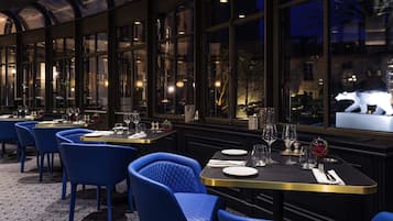 Frühstück, Mittagessen, Abendessen, Blick auf den Garten