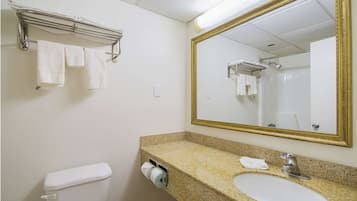 Combined shower/bathtub, free toiletries, towels