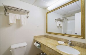 Combined shower/bathtub, free toiletries, towels