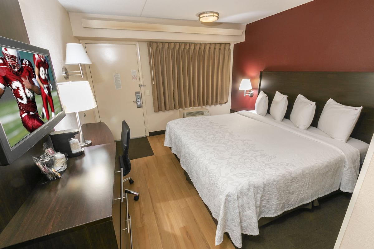 Desk, laptop workspace, blackout curtains, free cots/infant beds
