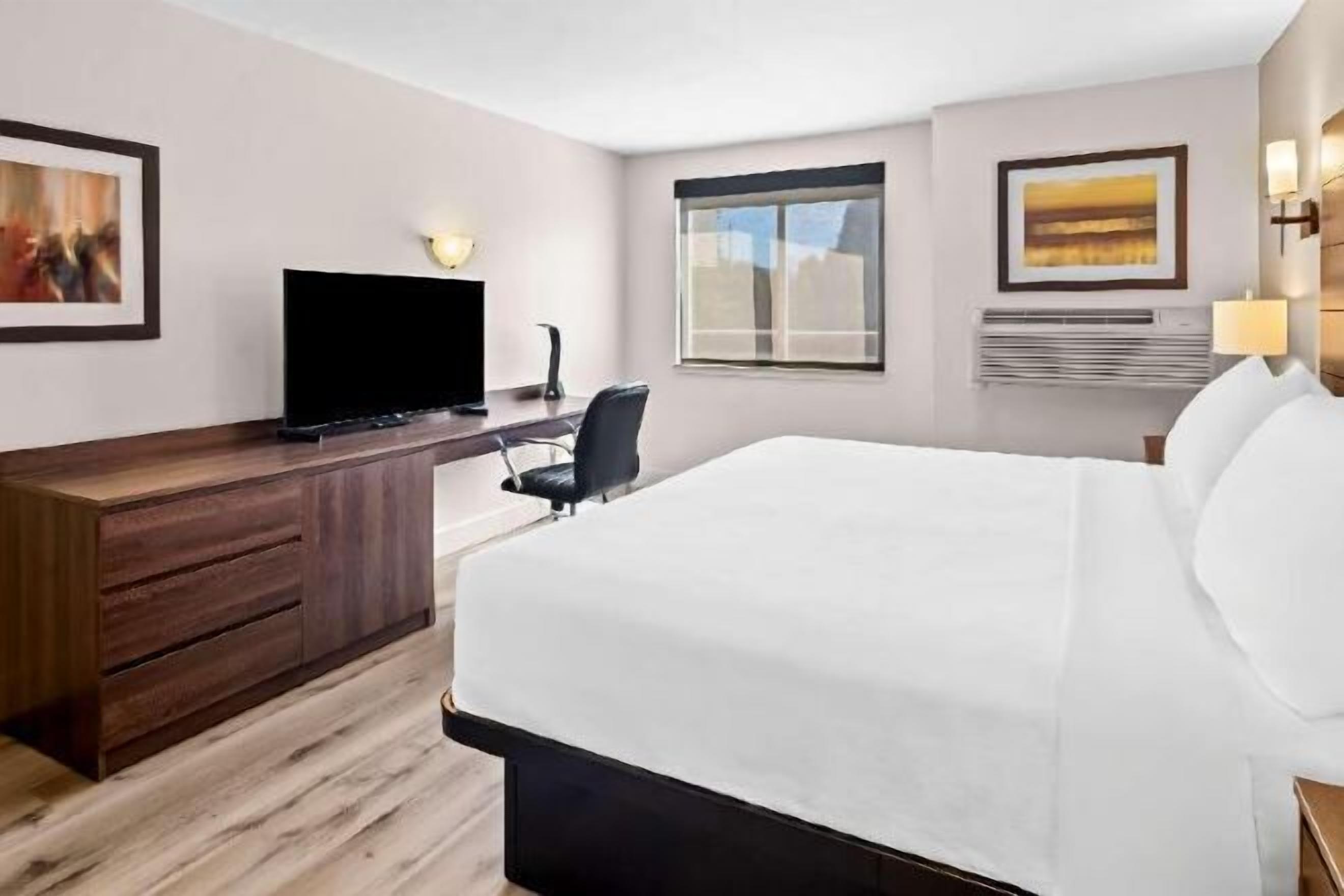 ピロートップベッド、デスク、アイロン / アイロン台、可動式ベッド