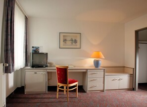 Allergikerbettwaren, Schreibtisch, laptopgeeigneter Arbeitsplatz