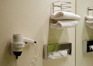 Badewanne, Haartrockner, Handtücher, Seife