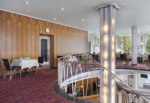 Tägliches Frühstücksbuffet (12.50 EUR pro Person)