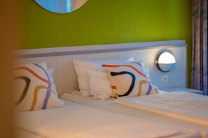 低刺激性寝具、デスク、ノートパソコン用作業スペース、防音設備