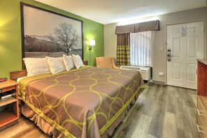 Escritorio, tabla de planchar con plancha, wifi gratis y ropa de cama 